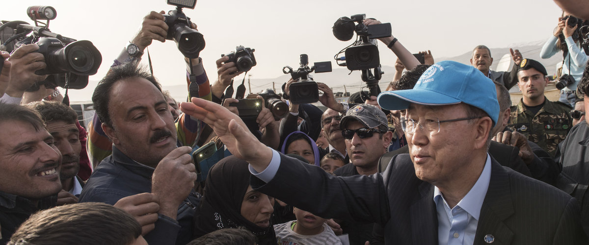 الأمين العام يزور مخيم اللاجئين السوريين في سهل البقاع بلبنان. صور الأمم المتحدة.